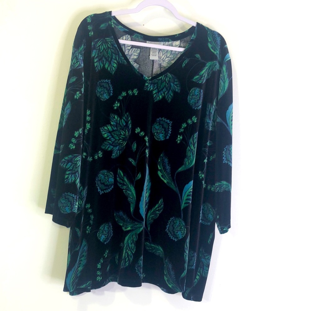 Catherine’s top size 4X black velour with floral leaf print v neck half sleeves.